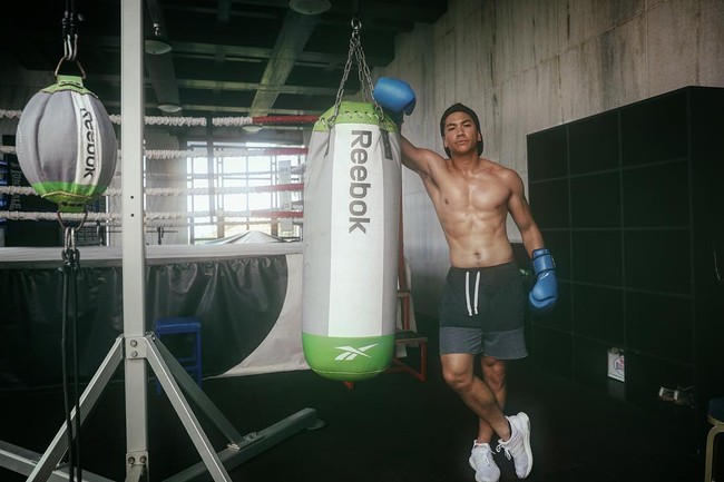 Pangeran Mateen sangat menyukai olahraga. Olahraga yang dilakoninya antara lain polo kuda, ski, dayung, sepak bola, dan tinju. Dari olahraga pula, ia mendapatkan tubuh yang atletis. (Foto: Instagram/Mateen)