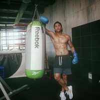 Pangeran Mateen sangat menyukai olahraga. Olahraga yang dilakoninya antara lain polo kuda, ski, dayung, sepak bola, dan tinju. Dari olahraga pula, ia mendapatkan tubuh yang atletis. (Foto: Instagram/Mateen)