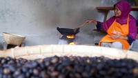 Program Sektor Unggulan ini memfokuskan pembinaan pada satu sektor industri yang diikuti oleh sebuah komunitas UMKM yang jenis usahanya homogen. (YDBA).