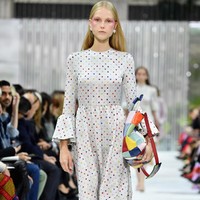 Fashion show Valentino Spring/Summer 2018 di Paris Fashion Week, Prancis, 1 Oktober 2017. [Foto: Pascal Le Segretain/Getty Images]