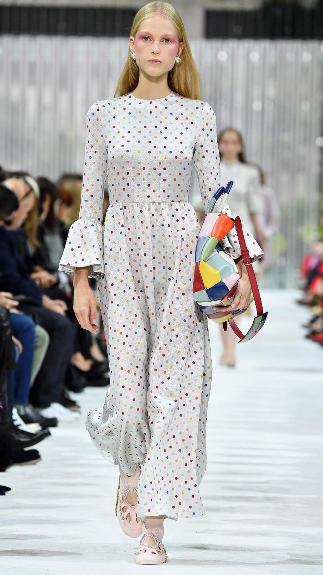 Fashion show Valentino Spring/Summer 2018 di Paris Fashion Week, Prancis, 1 Oktober 2017. [Foto: Pascal Le Segretain/Getty Images]
