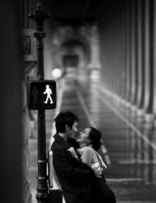 Romantisnya kota Paris, Prancis, membuat foto pre-wedding Ki Tae Young dan Eugene juga terlihat super romantis seperti di drama Korea. Konsep pemotretannya sendiri kental nuansa urban dan city view. Foto: ist