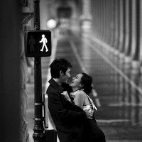 Romantisnya kota Paris, Prancis, membuat foto pre-wedding Ki Tae Young dan Eugene juga terlihat super romantis seperti di drama Korea. Konsep pemotretannya sendiri kental nuansa urban dan city view. Foto: ist