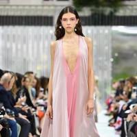 Fashion show Valentino Spring/Summer 2018 di Paris Fashion Week, Prancis, 1 Oktober 2017. [Foto: Pascal Le Segretain/Getty Images]