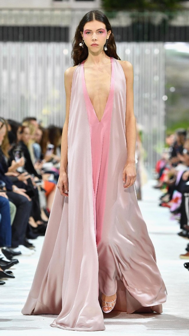 Fashion show Valentino Spring/Summer 2018 di Paris Fashion Week, Prancis, 1 Oktober 2017. [Foto: Pascal Le Segretain/Getty Images]