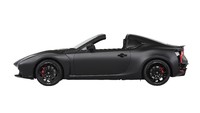 Dari bagian luar, mobil memiliki fitur seperti lampu LED, pelek aluminium, dan diffuser belakang yang sama dengan TS050 hybrid. Warna mobil hitam matte mengesankan aspek sporty dan agresif Foto: Toyota