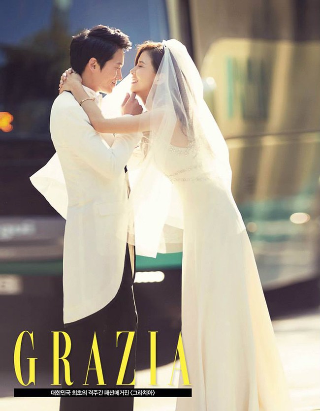 Jisung dan Lee Bo Young melakukan pemotretan untuk foto pre-wedding mereka di Spanyol, bekerjasama dengan majalah Grazia Korea. Gaun pengantin dan setelan jas membuat foto pre-wedding mereka terlihat klasik dan romantis. Foto: ist