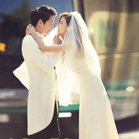 Jisung dan Lee Bo Young melakukan pemotretan untuk foto pre-wedding mereka di Spanyol, bekerjasama dengan majalah Grazia Korea. Gaun pengantin dan setelan jas membuat foto pre-wedding mereka terlihat klasik dan romantis. Foto: ist
