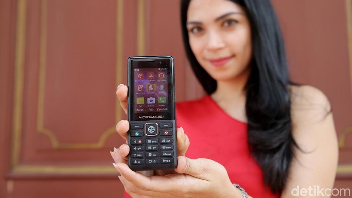 Ilustarsi feature phone. Foto: Agung Pambudhy Ilustarsi feature phone. Foto: Agung Pambudhy