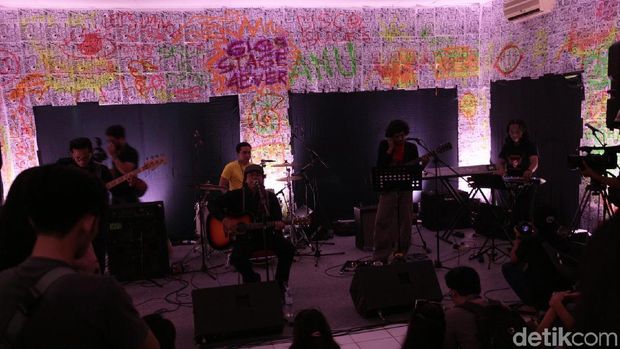 Intimasi Adrian Yunan di Panggung Synchronize Fest 2017