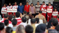 Wapres JK foto bersama peraih medali SEA Games dan ASEAN Para Games 2017.
