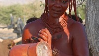 Himba merupakan sebuah suku yang hampir terlupakan di pedalaman Afrika. Tepatnya di Sebelah selatan Angola, Kaokoland (CNN Travel