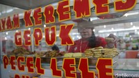 Makanan khas dari sejumlah daerah di Indonesia dapat dijumpai di sini.