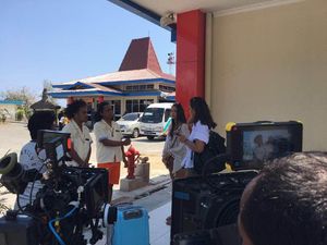Arie Kriting Ditabok Abdur Arsyad saat Syuting Susah Sinyal