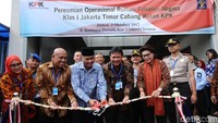 Ketua KPK Agus Rahardjo memotong rangkaian bunga sebagai tanda diresmikannya rutan baru.