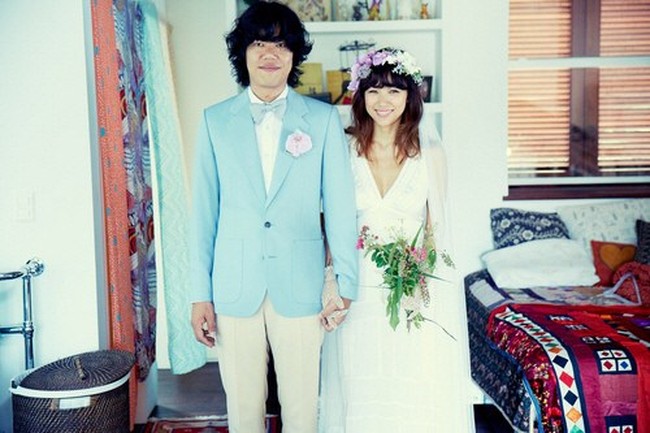 Foto pre-wedding ini diambil di Pulau Jeju, Korea Selatan. Lee Hyori dan Lee Sang Soon memilih konsep bohemian dan vintage yang unik serta manis. Foto: ist