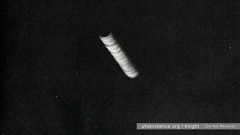 Biasanya bentuk UFO itu bundar tapi kok ini panjang ya? Foto diambil tahun 1950 di New York, Amerika Serikat. Foto: Telegraph