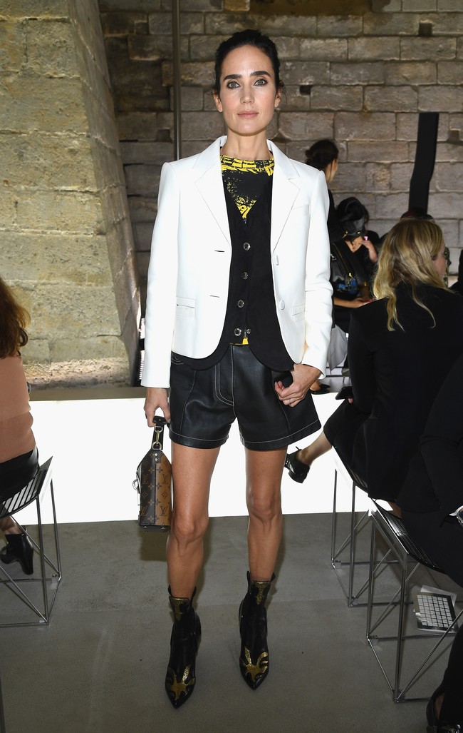 Jennifer Connelly memadukan blazer, vest dengan hot pants. Very chic. Foto: Getty Images