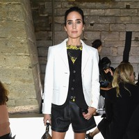 Jennifer Connelly memadukan blazer, vest dengan hot pants. Very chic. Foto: Getty Images