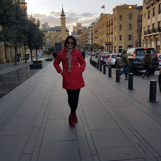 Ini gaya dengan sentuhan serba merah ala Estarina Aritonang ketika di musim dingin. Foto: Dok. Facebook Estarina Aritonang