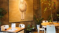Thanks Nature Cafe bisa dijumpai di Hongdae. Tanaman hijau serta desain yang sederhana dan bersih membuat kafe ini menenangkan.