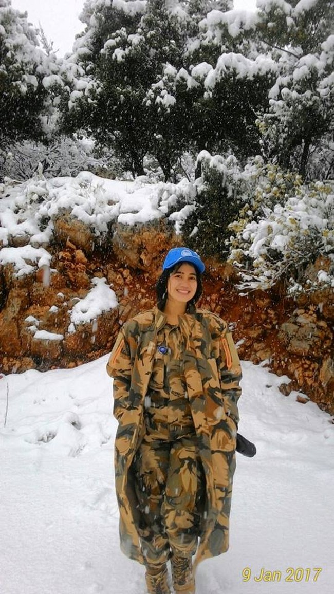 Estarina Aritonang berpose ketika cuaca sedang bersalju. Ia tetap setia dengan seragam TNI-nya. Foto: Dok. Facebook Estarina Aritonang