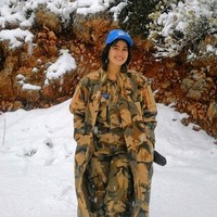 Estarina Aritonang berpose ketika cuaca sedang bersalju. Ia tetap setia dengan seragam TNI-nya. Foto: Dok. Facebook Estarina Aritonang