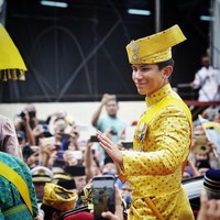 Pangeran Mateen merupakan putra keempat Sultan Brunei Hassanal Bolkiah dan istri keduanya, Mariam. Memiliki seorang ayah dengan kekayaan USD $ 20 miliar, gaya hidup Pangeran Mateen cukup mewah. Mateen kerap kali menghabiskan waktunya dengan olahraga polo kuda dan golf. Tak hanya kaya, Mateen juga pintar. Ia belajar Politik Internasional di Kings College London dan berhasil meraih gelar master dalam diplomasi internasional dari Sekolah Studi Afrika dan Oriental. Banyak dikagumi karena ketampanan dan kecerdasannya, Pangeran Mateen memiliki pengikut di Instagram 770 ribu lebih. Foto: Instagram