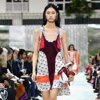 Fashion show Valentino Spring/Summer 2018 di Paris Fashion Week, Prancis, 1 Oktober 2017. [Foto: Pascal Le Segretain/Getty Images]