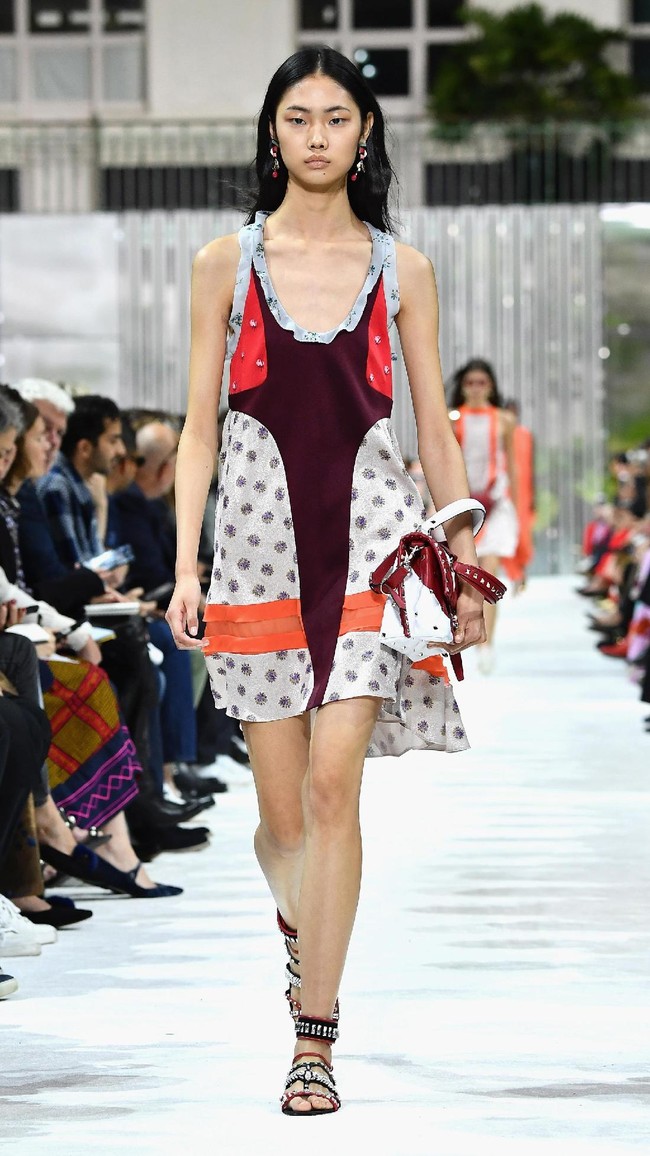 Fashion show Valentino Spring/Summer 2018 di Paris Fashion Week, Prancis, 1 Oktober 2017. [Foto: Pascal Le Segretain/Getty Images]