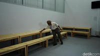 Di dalam rutan terdapat 1 ruangan luas tempat para tahanan berkumpul.
