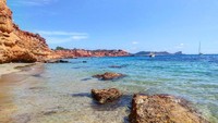 Menyusuri terowongan di tebing ini, ada pantai dengan air jernih dengan perbukitan hijau yang indah (Instagram/littlemiss_abi)