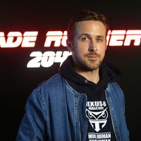 Pada 2012, Ryan Gosling pernah menyelamatkan seorang wanita dari tertabrak mobil. Kala itu wanita tersebut hendak menyebrang jalan ketika ada taksi melaju cepat. Dia menarik tangan sang wanita dan berseru, Hey, awas. Foto: Warner Bros. Pictures