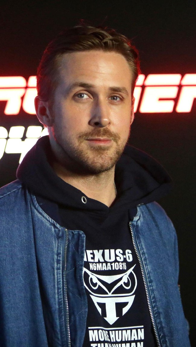 Si tampan dan sukses Ryan Gosling ternyata tak menamatkan SMA-nya. Ia memilih keluar saat belum tamat SMA di Kanada untuk menjadi aktor. Secara teknis, Ryan hanya tamat SMP.  Foto: Dok. Warner Bros. Pictures