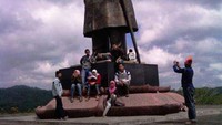 Di Pacitan, patung Jenderal Soedirman berada di Kecamatan Nawangan. Lokasi berdirinya patung dulunya adalah tempat di mana Jenderal Sudirman melakukan taktik perang gerilya. Di sekitarnya juga dibangun diorama yang menggambarkan sejarah perang gerilya (Alfry Royadi/dTraveler)