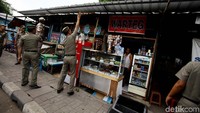 Beberapa petugas nampak memberikan teguran kepada para PKL.
