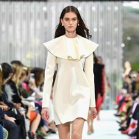 Fashion show Valentino Spring/Summer 2018 di Paris Fashion Week, Prancis, 1 Oktober 2017. [Foto: Pascal Le Segretain/Getty Images]