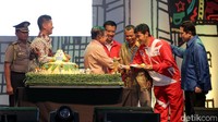 Wapres JK menyerahkan potongan tumpeng kepada peraih medali emas Asian Para games ke-IX di Malaysia.