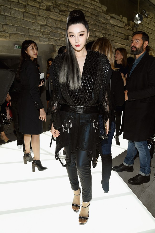 Fan Bingbing menebar eksotisme Asianya dengan atasan kulit bergaya samurai serba hitam. Foto: Getty Images