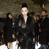 Fan Bingbing menebar eksotisme Asianya dengan atasan kulit bergaya samurai serba hitam. Foto: Getty Images