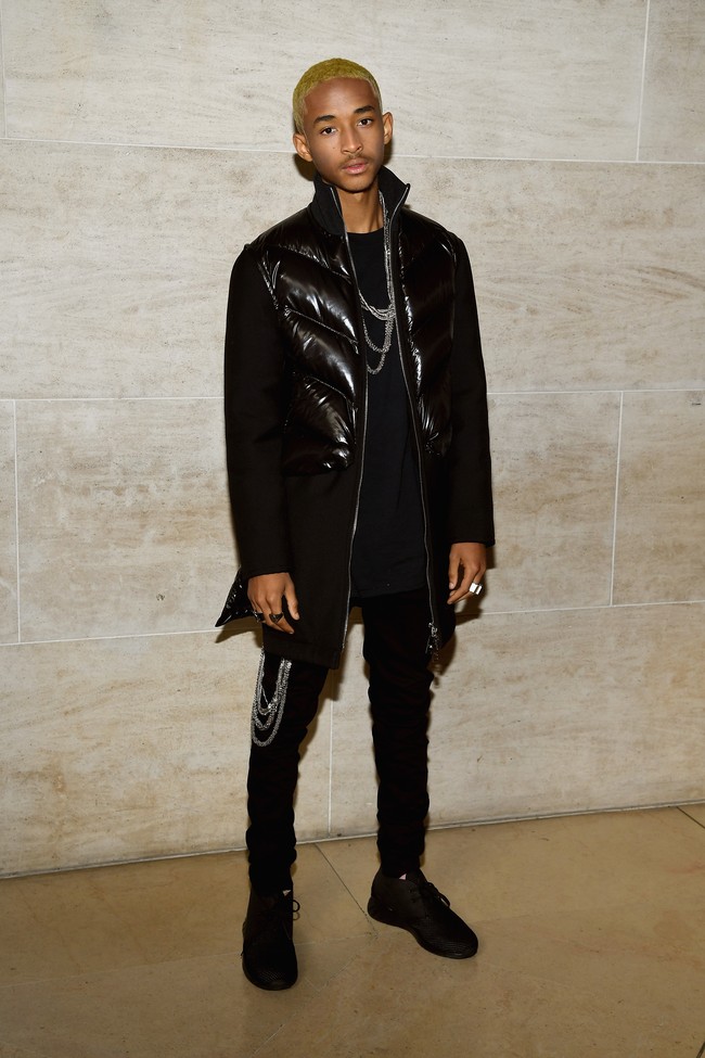 Aktor muda Jayden Smith juga tak melewatkan acara ini. Ia mencuri perhatian dengan coat dan skinny jeans berhiaskan detail rantai.  Foto: Getty Images