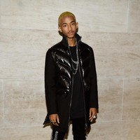 Aktor muda Jayden Smith juga tak melewatkan acara ini. Ia mencuri perhatian dengan coat dan skinny jeans berhiaskan detail rantai.  Foto: Getty Images