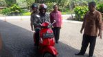 Gaya Djarot Naik Vespa Merah ke Balai Kota