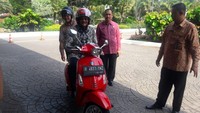 Pemprov DKI Jakarta mencanangkan hari Jumat sebagai hari tanpa kendaraan dinas. Djarot, yang kerap naik taksi atau sepeda, mengendarai Vespa bernomor polisi B-4637-TNZ