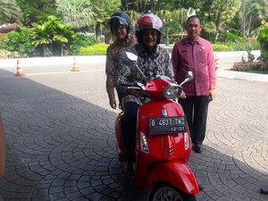 Tembus Macet, Djarot ke Balai Kota Naik Vespa Kekinian Merah