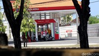 Pantauan detikcom, tidak semua SPG di SPBU itu mengenakan rok pendek. Ada satu SPG yang mengenakan kemeja putih lengan panjang dan celana hitam panjang.