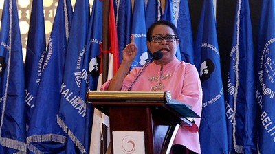 Menteri Yohana Yembise Buka Rakernas IWAPI