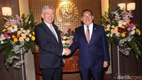 Ketua Senat Polandia Stanislaw Karczewski disambut oleh Wakil Ketua DPR Fadli Zon.