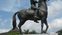 Di kampus Universitas Jenderal Soedirman di Purwokerto, Jawa Tengah juga terdapat patung Jenderal Soedirman yang diletakan di halaman kampus. Mirip dengan yang ada di Museum Sasmitaloka Panglima Besar Jenderal Soedirman, Sang Jenderal tampil dengan posisi sedang menunggang kuda (detikcom)