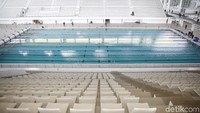 Poin menarik dari proses renovasi ini adalah, jika stadion-stadion lainnya ketika direnovasi bagian tribunnya menyusut, di stadion akuatik justru jumlahnya bertambah. Dari sebelumnya berkapasitas 6 ribu menjadi 8 ribu single seat. Tribun itu juga ramah terhadap penyandang disabilitas, khususnya pengguna kursi roda.